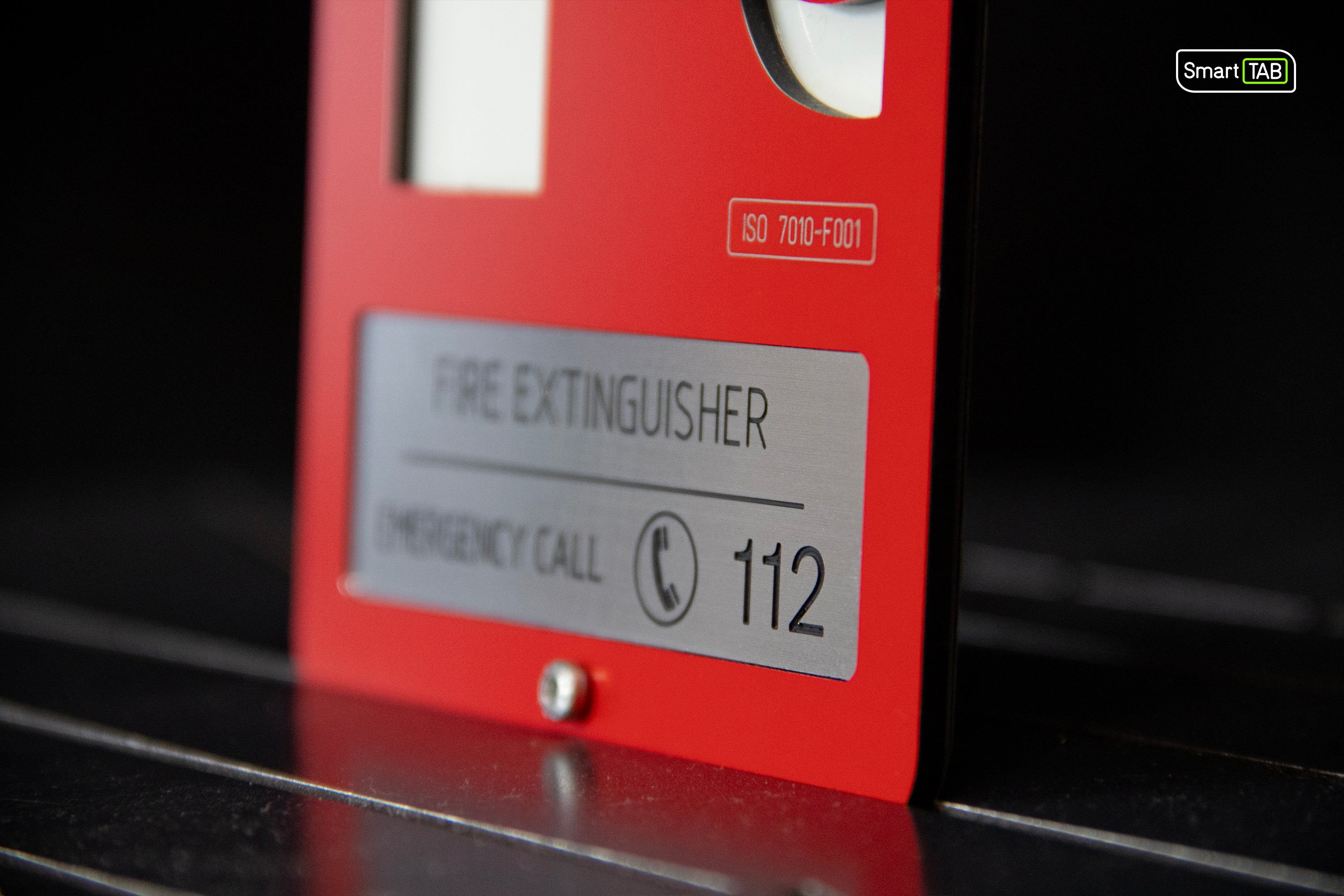 Premium safety sign “Fire Extinguisher” ISO 7010 F001 – CNC-Milled Aluminum Composite with Photoluminescent Effect