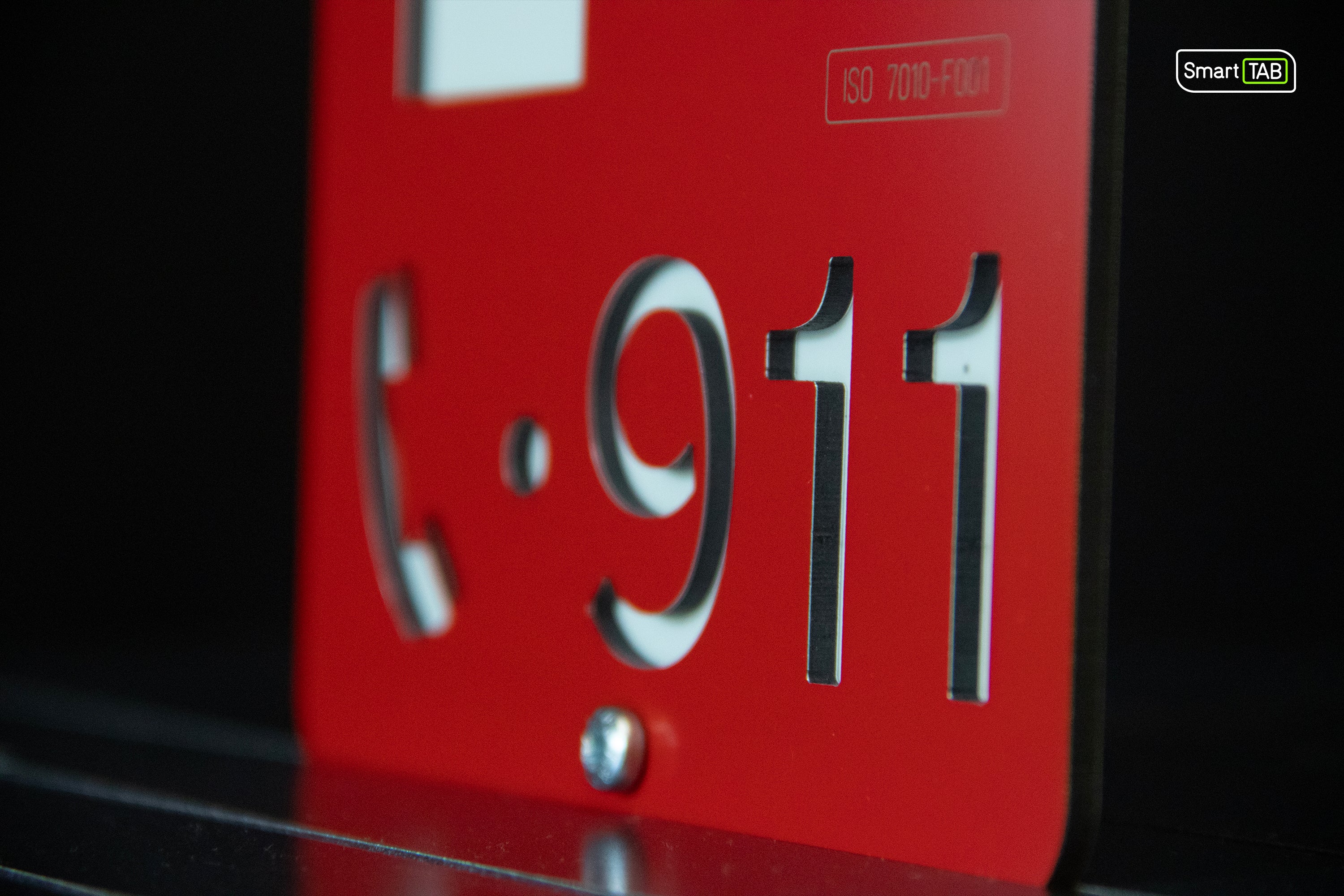 Premium safety sign “Fire Extinguisher” ISO 7010 F001 – CNC-Milled Aluminum Composite with Photoluminescent Effect