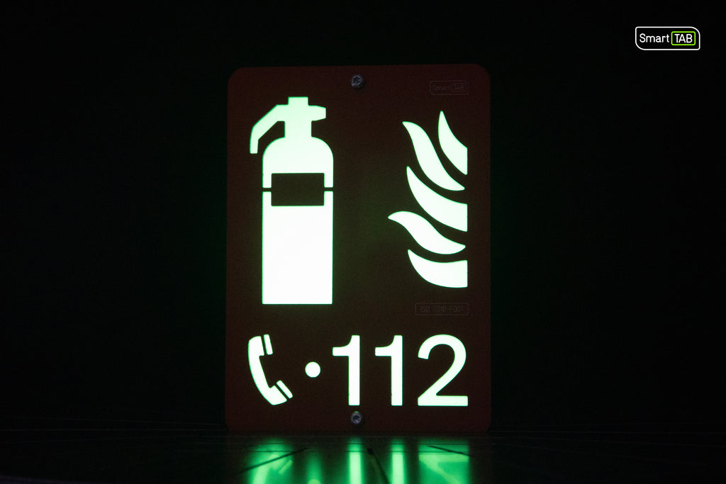 Premium safety sign “Fire Extinguisher” ISO 7010 F001 – CNC-Milled Aluminum Composite with Photoluminescent Effect