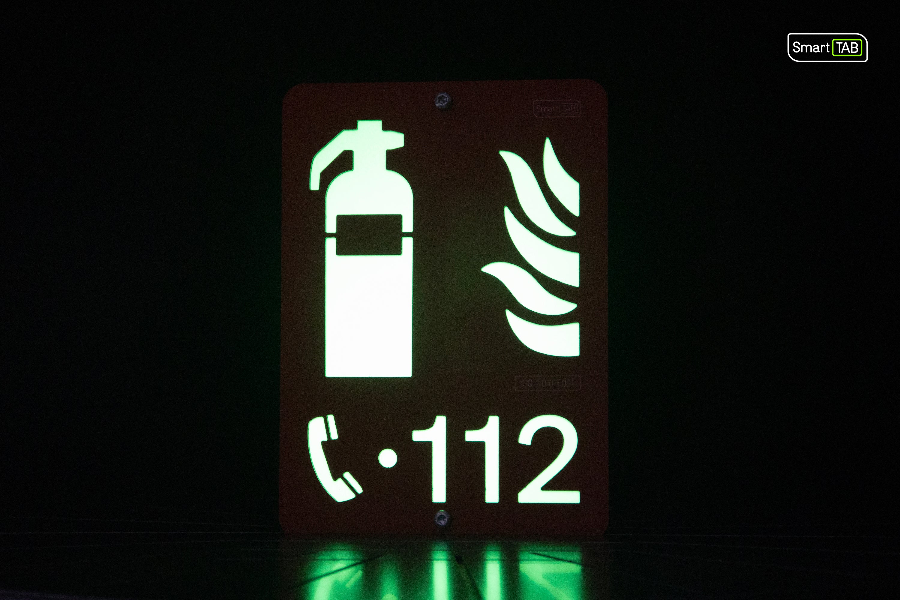 Premium safety sign “Fire Extinguisher” ISO 7010 F001 – CNC-Milled Aluminum Composite with Photoluminescent Effect
