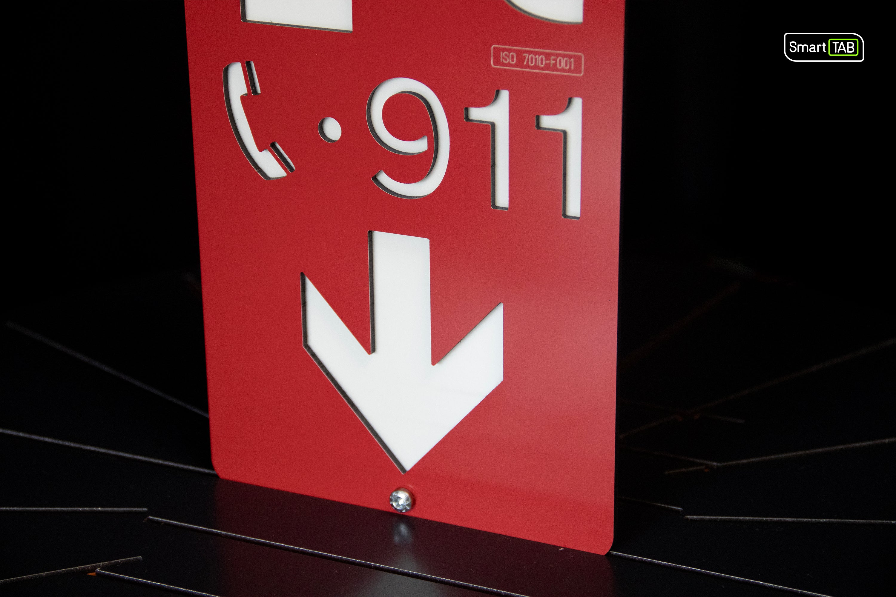 Premium safety sign “Fire Extinguisher” ISO 7010 F001 – CNC-Milled Aluminum Composite with Photoluminescent Effect