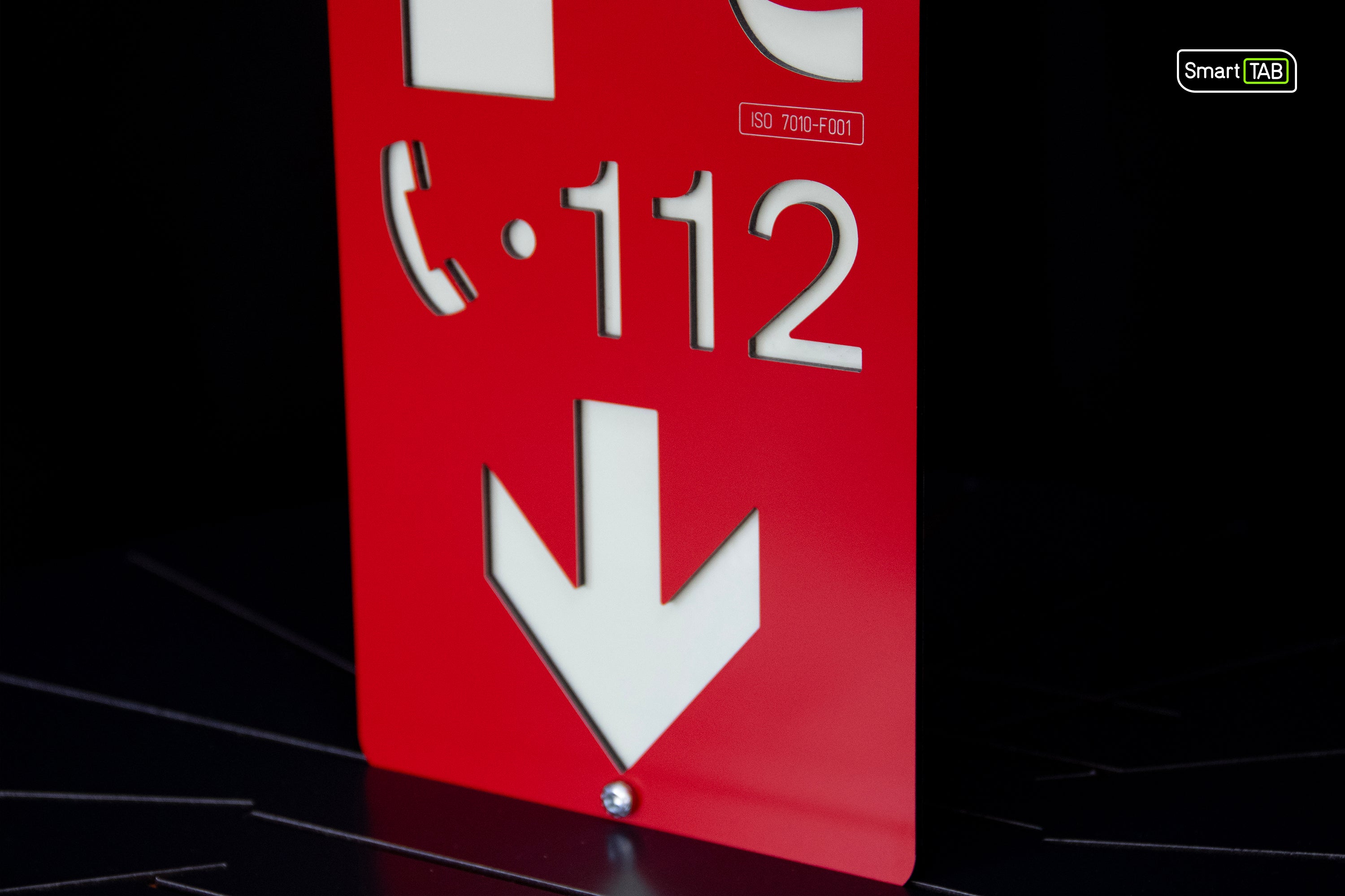 Premium safety sign “Fire Extinguisher” ISO 7010 F001 – CNC-Milled Aluminum Composite with Photoluminescent Effect