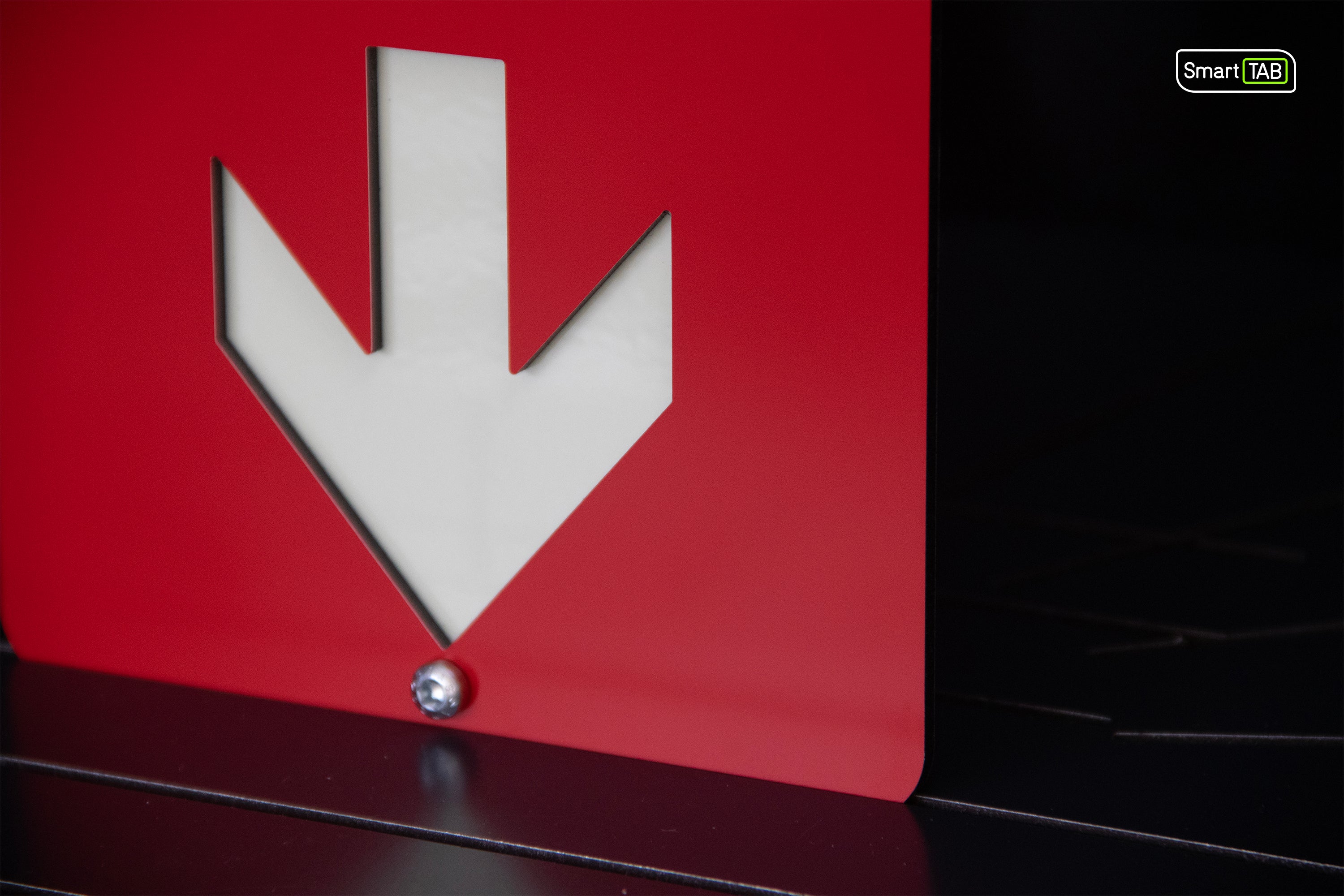 Premium safety sign “Fire Extinguisher” ISO 7010 F001 – CNC-Milled Aluminum Composite with Photoluminescent Effect