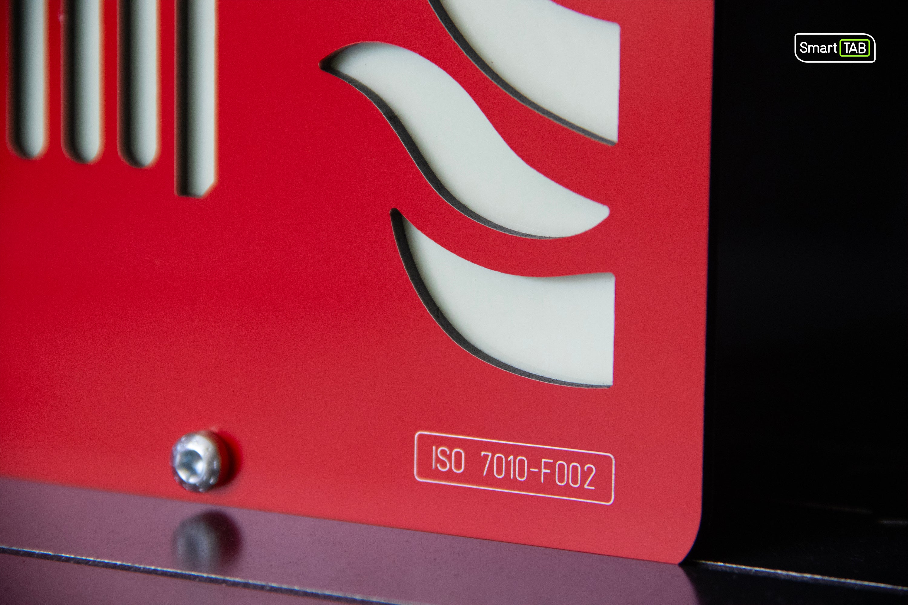 Premium safety sign “Fire Hose Reel” ISO 7010 F002 – CNC-Milled Aluminum Composite with Photoluminescent Effect