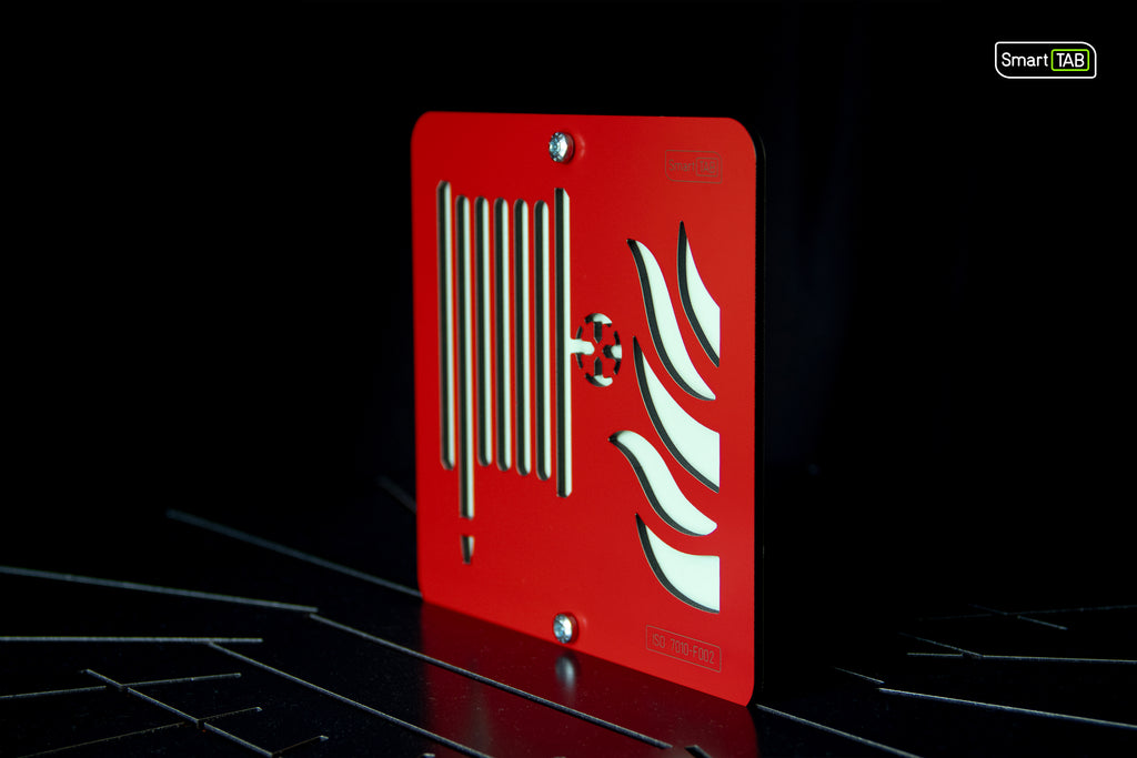 Premium safety sign “Fire Hose Reel” ISO 7010 F002 – CNC-Milled Aluminum Composite with Photoluminescent Effect