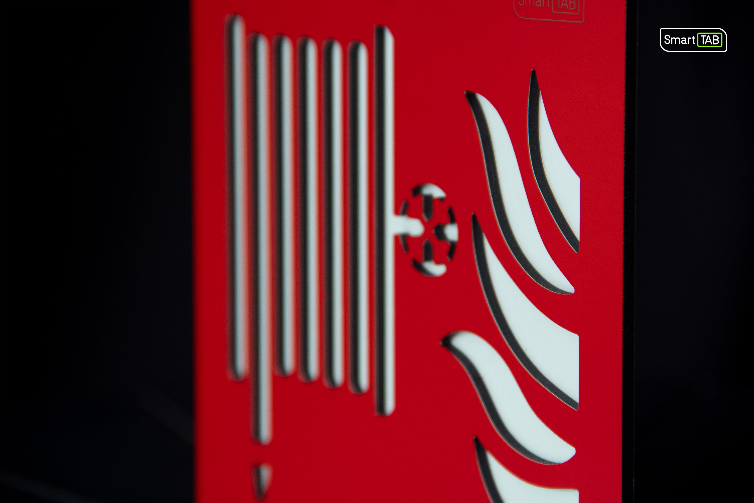 Premium safety sign “Fire Hose Reel” ISO 7010 F002 – CNC-Milled Aluminum Composite with Photoluminescent Effect