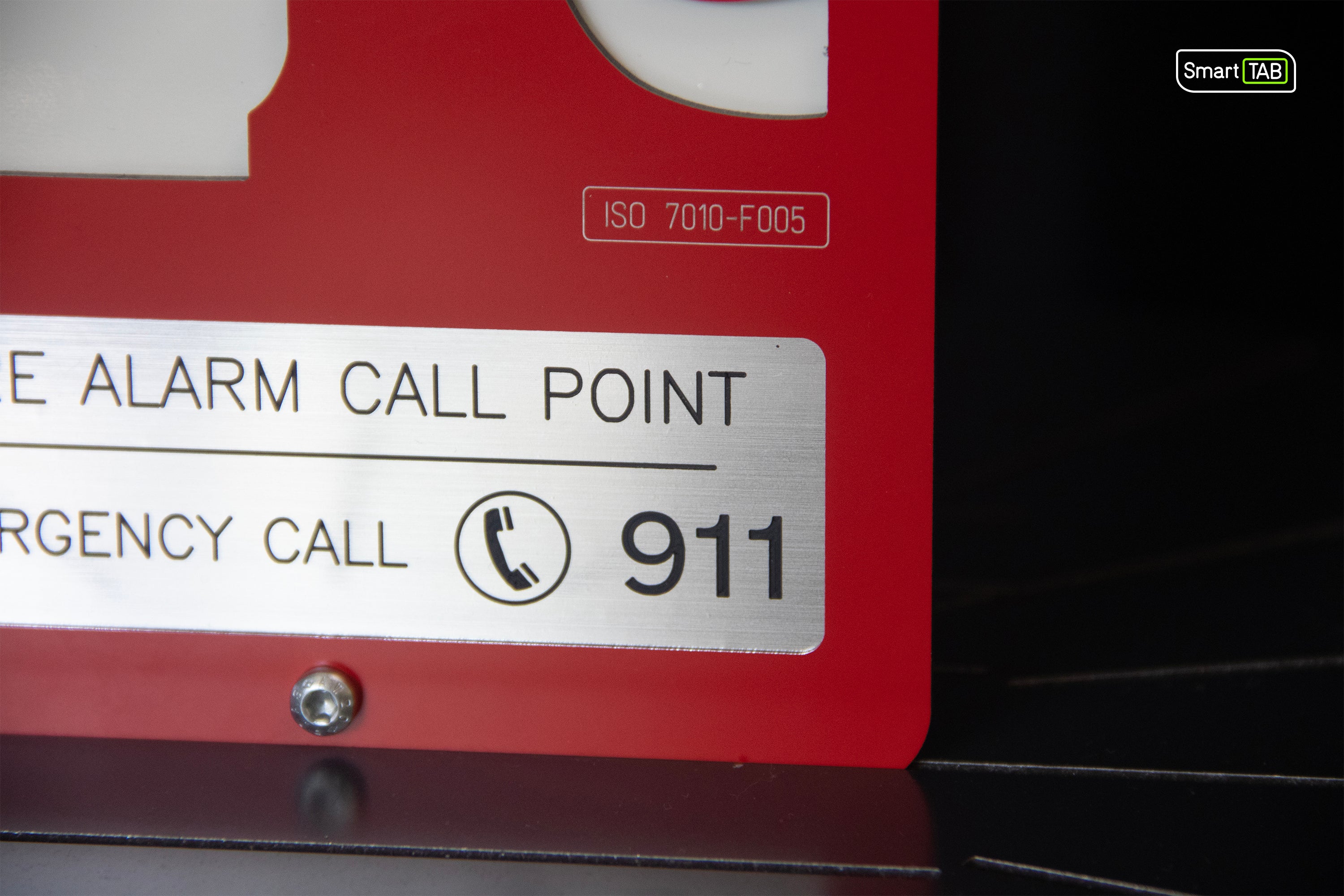 Premium safety sign “Fire Alarm Call Point” ISO 7010 F005 – CNC-Milled Aluminum Composite with Photoluminescent Effect